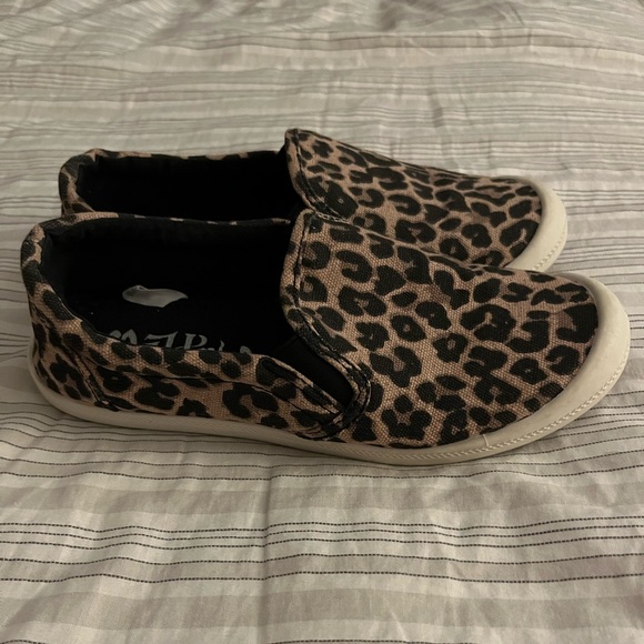 Women’s Mad Love cheetah print, slip on shoes, size 6 - Picture 4 of 8
